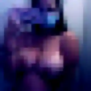 Photo de Ursula à La Plaine-sur-Mer (28 ans) - rencontre cougar gratuit