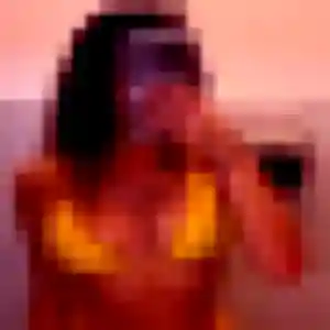 Photo de Louisa à Paimbœuf (28 ans) - rencontre cougar anonyme